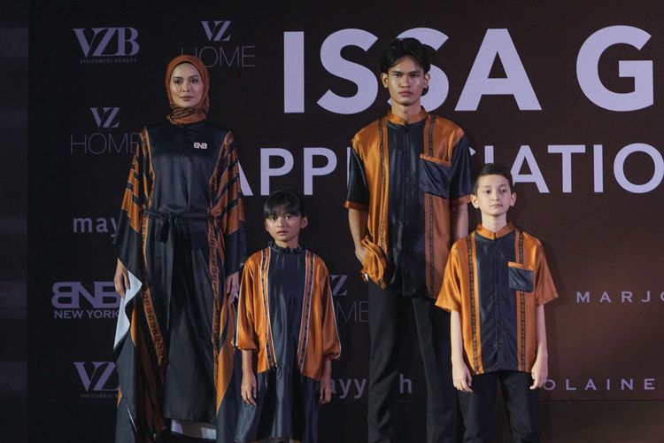 Peragaan busana karya perancang busana Vivi Zubedi digelar saat acara ISSA GROUP Appreciation Day 2023 di Hallf Patiunus, Jakarta, Sabtu (1/4/2023).
