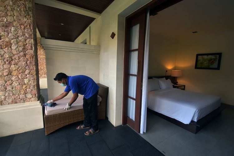 Pekerja membersihkan kamar yang akan digunakan sebagai tempat karantina bagi wisatawan mancanegara di Hotel Griya Santrian, Sanur, Denpasar, Bali, Senin (11/10/2021). Kantor Kesehatan Pelabuhan (KKP) Kelas I Denpasar menyiapkan 35 hotel untuk karantina yang telah lolos verifikasi dan penambahan sebanyak 20 hotel yang masih proses verifikasi sebagai tempat karantina untuk mengantisipasi lonjakan kedatangan wisatawan mancanegara yang mengunjungi Pulau Dewata menjelang dibukanya pariwisata Bali pada 14 Oktober 2021 mendatang. ANTARA FOTO/Nyoman Hendra Wibowo/foc.
