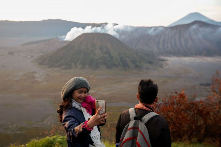 Pengunjung berfoto di lokasi wisata Bukit Cinta, Pasuruan, Jawa Timur, Sabtu (4/11/2017). Bukit Cinta menjadi alternatif menyaksikan matahari terbit di kawasan wisata Gunung Bromo. 