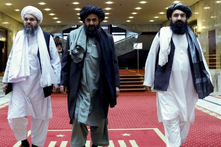 Mullah Abdul Ghani Baradar (tengah) adalah salah satu pendiri Taliban di Afghanistan.