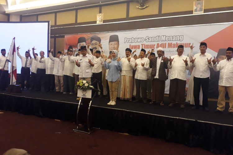 Nur Asia, istri Cawapres Sandiaga Uno saat menyaksikan pelantikan Gerakan Relawan Rakyat Adil Makmur (GERAM) Jawa Timur di Surabaya, Senin (25/2/2019).