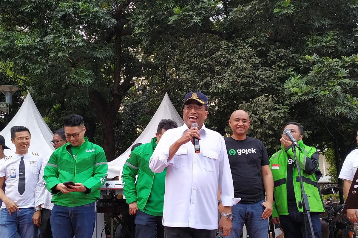 Menteri Perhubungan (Menhub) Budi Karya Sumadi menemui ratusan driver ojek online (Ojol) di Parkiran Plaza Selatan, Kompleks Gelora Bung Karno (GBK), Jakarta, Minggu (11/8/2019).