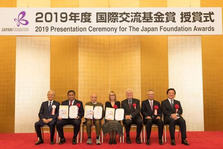 Ketua Umum Perhimpunan Alumni Indonesia dari Jepang (Persada) Rachmat Gobel (kedua kiri) berfoto bersama President The Japan Foundation Hiroyasu Ando (kiri) dan para penerima penghargaan Japan Foundation Awards salah satunya cendekiawan Polandia Ewa Palasz-Rutkowska (keempat kiri) pada acara 2019 Presentation Ceremony for The Japan Foundation Awards di Tokyo, Jumat (8/11/2019).
