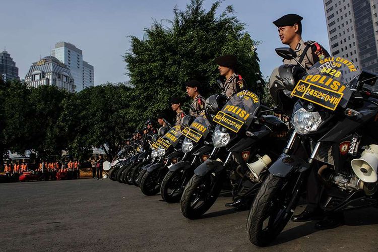 Pasukan Polisi bersiap mengikuti Apel Gelar Pasukan Operasi Lilin Jaya 2019 di Lapangan Promoter Ditlantas Polda Metro Jaya, Jakarta Selatan, Kamis (19/12/2019). Operasi Lilin dilaksanakan pada 23 Desember 2019 hingga 1 Januari 2020.