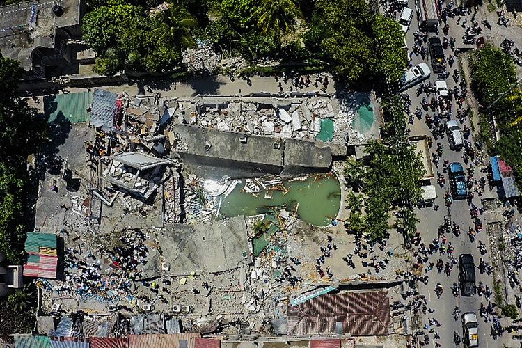 Foto dari udara memperlihatkan Hotel Le Manguier hancur akibat gempa Haiti di Les Cayes, Sabtu (14/8/2021). Gempa magnitudo 7,2 ini berpusat 125 kilometer di barat ibu kota Port-au-Prince, menurut data Badan Survei Geologi Amerika Serikat (USGS).