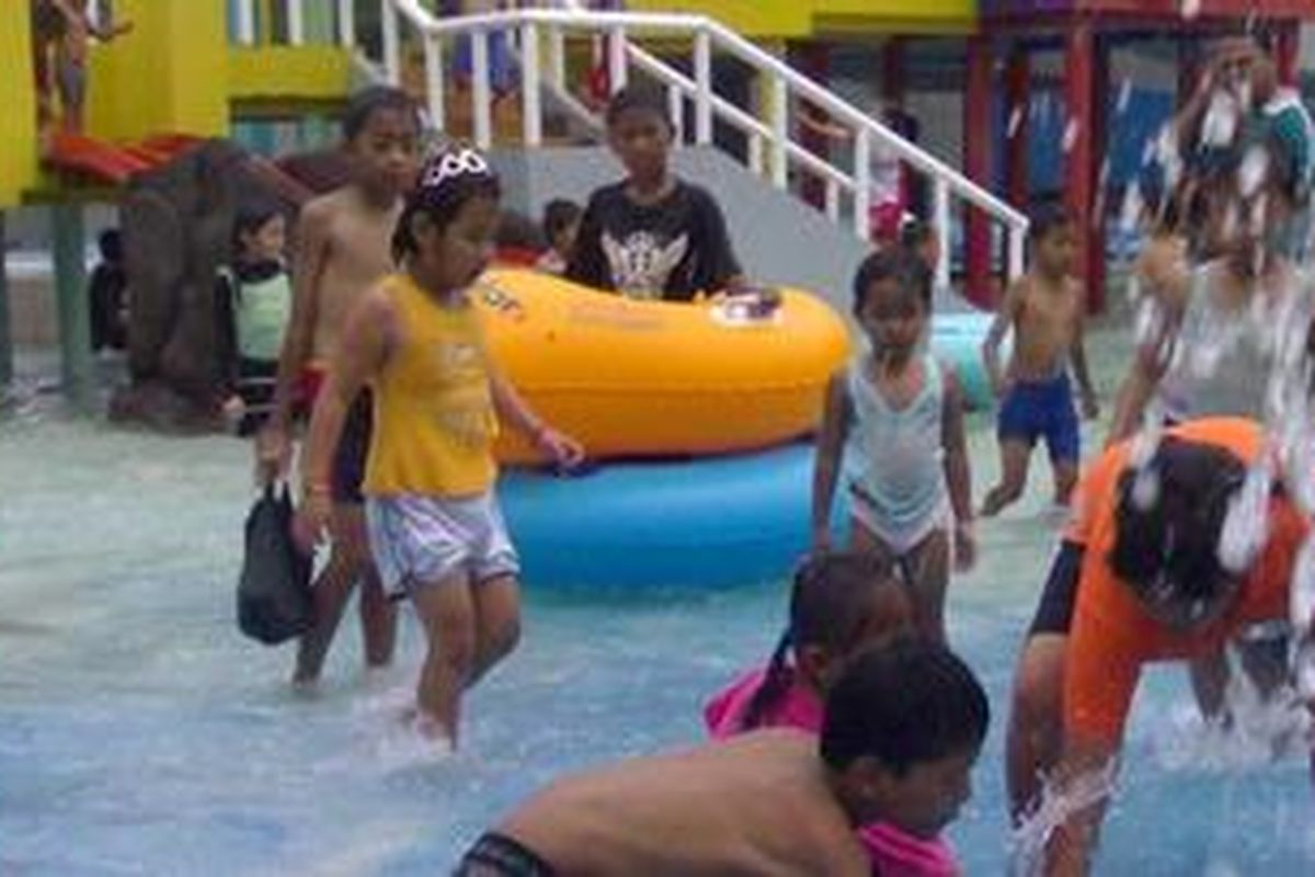 Peserta lomba berburu telur dalam rangka mengiri libur Paskah 2011 berebut telur yang hendak dimasukan kedalam lomba.k14-11 