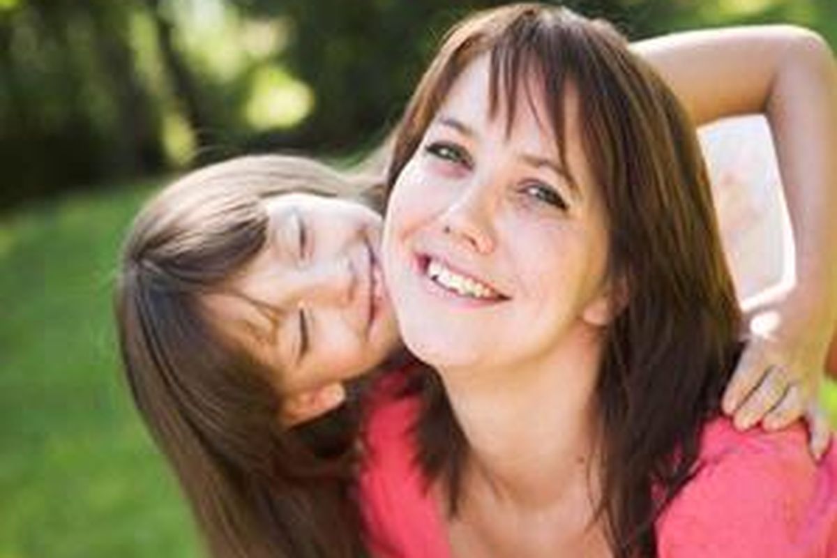 Anak dan ibu bisa memiliki hubungan erat. Tapi, harus diupayakan dari kedua pihak. 