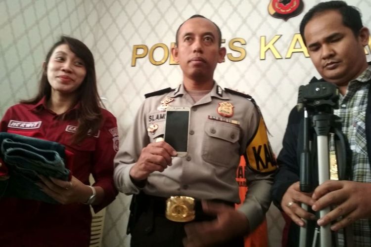 Kapolres Karawang AKBP Slamet Waloya (tengah), Kasatreskrim Polres Karawang AKP Maradona Armin Mappaseng (kanan), dan Kanit PPA Polres Karawang Ipda Herwit Yuanita (kiri) menunjukkan sejumlah barang bukti kasus persetubuhan anak di bawah umur, Rabu (22/11/2018).