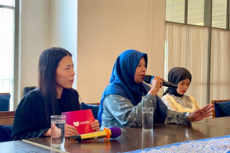 Ika Puspa Sari, pemilik toko Al-Mubarokah Herbal di Lazada dalam acara Media Gathering Lazada Level Up 2024 di Jakarta.