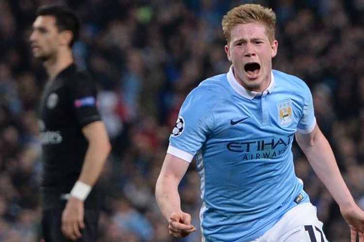 Gelandang Manchester City asal Belgia, Kevin De Bruyne, melakukan selebrasi usai mencetak gol tunggal timnya ke gawang Paris Saint-Germain pada leg kedua perempat final Liga Champions di Etihad stadium, Manchester, Selasa (12/4/2016).