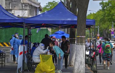 Warga di-swab di lokasi tes Covid-19 di Beijing pada 18 Mei 2022.