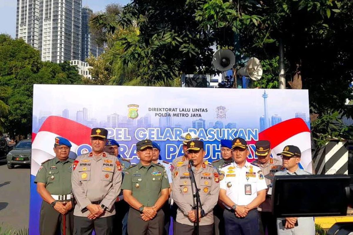 Kapolda Metro Jaya, Irjen Karyoto dan jajaran lain saat apel gelar pasukan Operasi Patuh Jaya, Senin (10/7/2023).