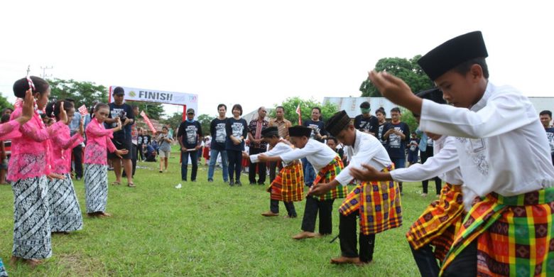 Tari tide tide sambut Tim Terios 7-Wonders di Morotai, lokasi yang menjadi titik finis mereka dalam ekspedisi di Maluku.