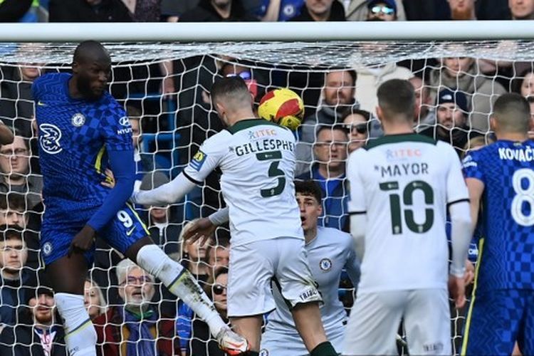Bek sekaligus kapten Plymouth Argyle, Macaulay Gillesphey, mencetak gol dalam laga Chelsea vs Plymouth Argyle pada ajang Piala FA di Stamford Bridge, Sabtu (5/2/2022) malam WIB.