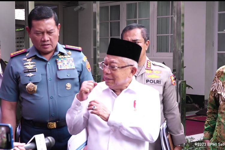 Wakil Presiden Ma'ruf Amin memberikan keterangan pers seusai rapat di kediaman resminya, Jalan Diponegoro, Jakarta, Rabu (2/8/2023).
