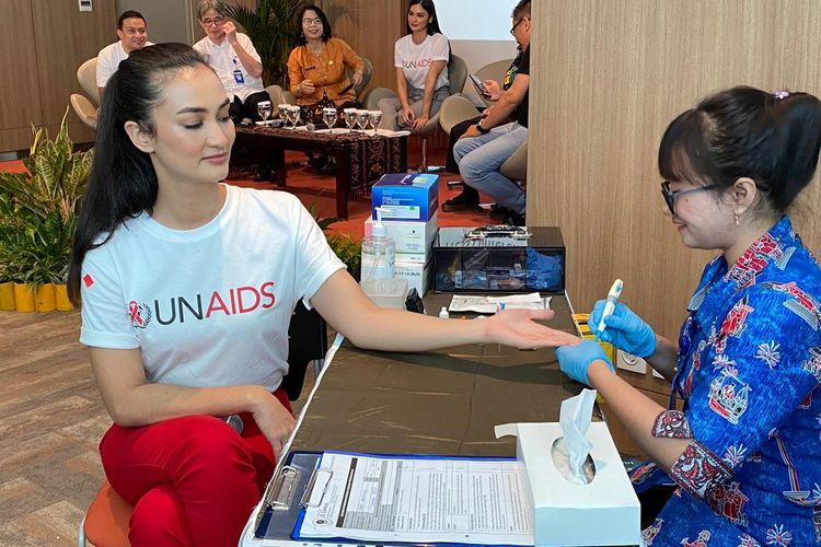 Aktris sekaligus UNAIDS National Goodwill Ambassador for Indonesia Atiqah Hasiholan ketika mempraktikkan tes HIV di RS St. Carolus, Salemba, Jakarta Pusat, Jumat (6/3/2020).