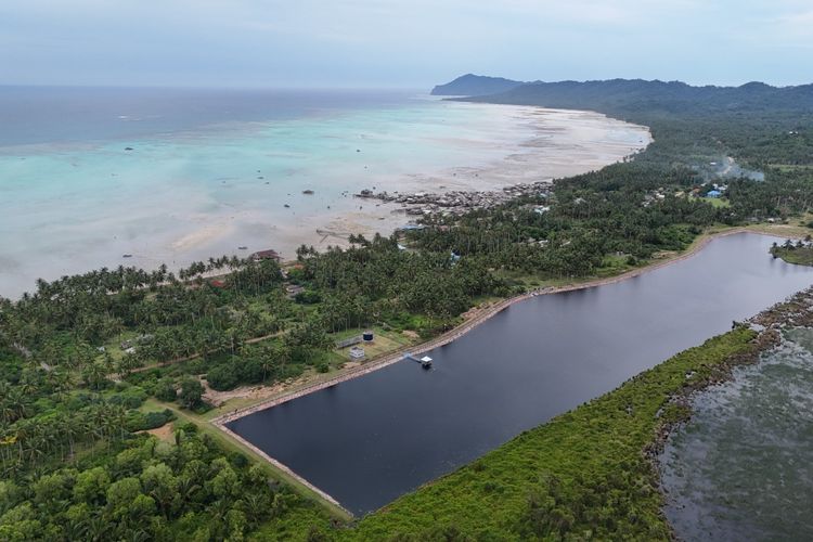 Sistem irigasi primer di Desa Tapau, Pulau Natuna, Kepulauan Riau yang dibangun Kementerian PUPR. 