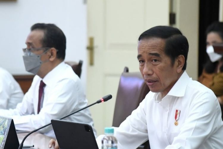 Presiden Joko Widodo saat membuka rapat terbatas internal yang membahas gagal ginjal akut pada anak di Istana Kepresidenan Bogor, Jawa Barat pada Senin (24/10/2022)