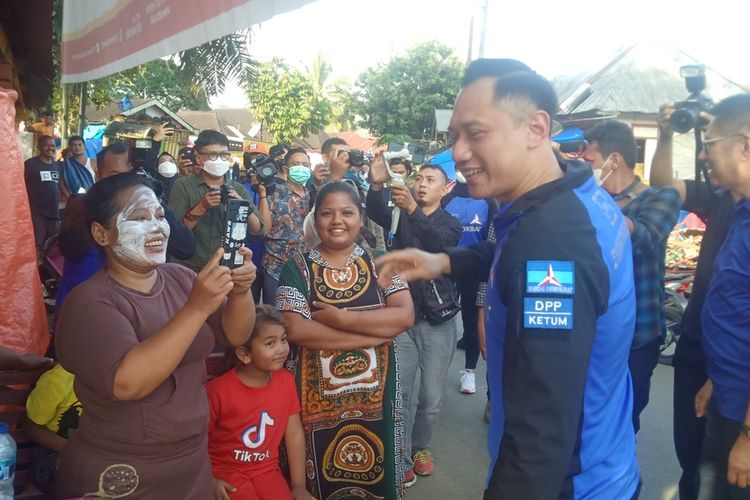 Warga korban gempa Pasaman Barat berebut salaman dengan AHY, Senin (21/3/2022)