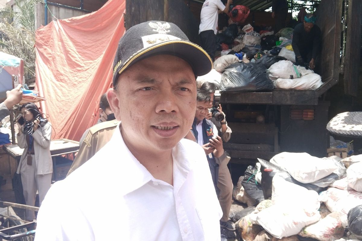 Penjabat (Pj) wali kota Bandung, A. Koswara meninjau Pasar Sederhana, Kota Bandung, Selasa (15/10/2024).