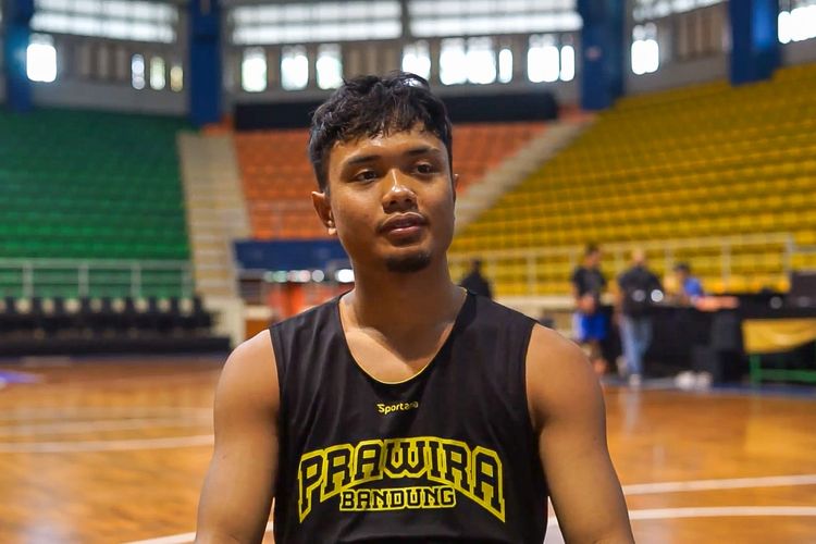 Pebasket Yudha Saputera dalam wawancara tim Prawira Bandung jelang playoff Indonesian Basketball League (IBL) di Gor C-Tra Arena Bandung.