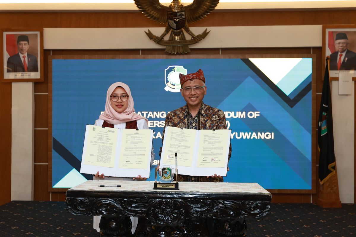Bupati Banyuwangi Ipuk Fiestiandani dan Direktur Manufacturing SBI Soni Asrul Sani melakukan penandatangan MoU di Banyuwangi, Rabu (29/5/2024).  