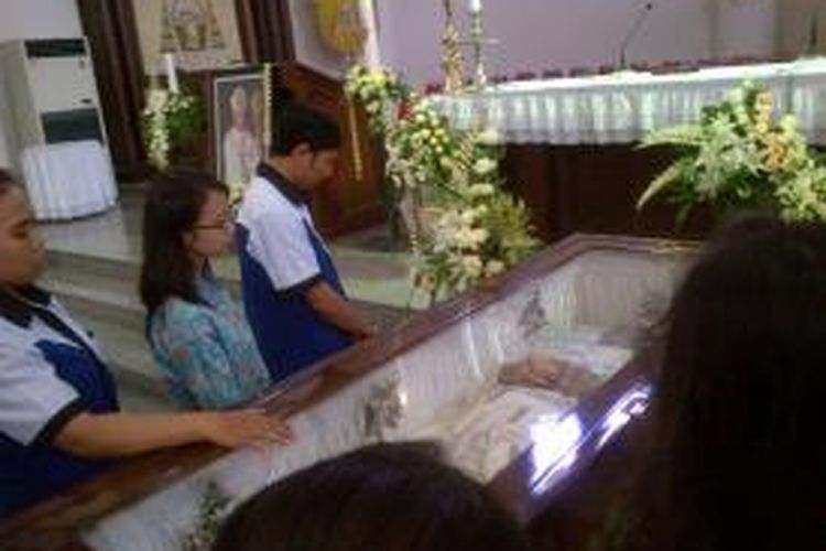 Uskup Agung Semarang Mgr Puja Sumarta disemayakan di Gereja Katedral Semarang, Rabu (11/11/2015)