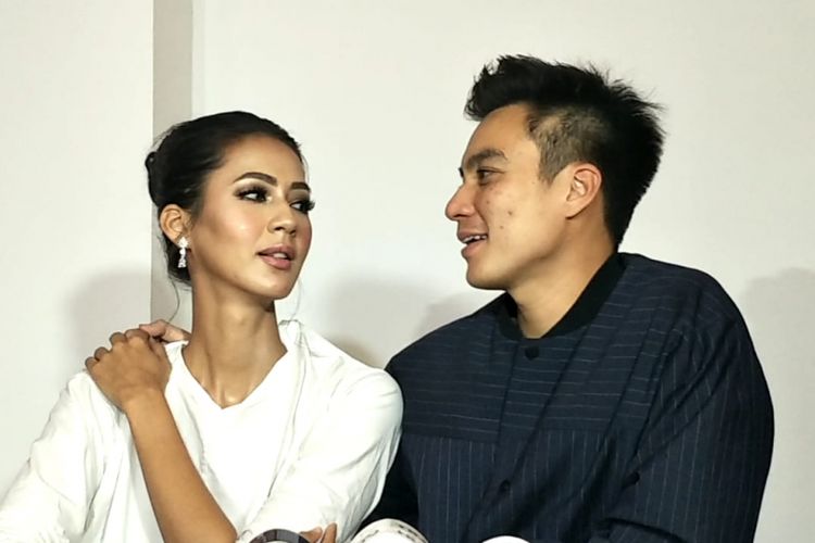 Baim Wong dan Paula Verhoeven saat ditemui sebelum resepsi pernikahan mereka di Gedung Tribrata, Jakarta Selatan, Sabtu (24/11/2018).