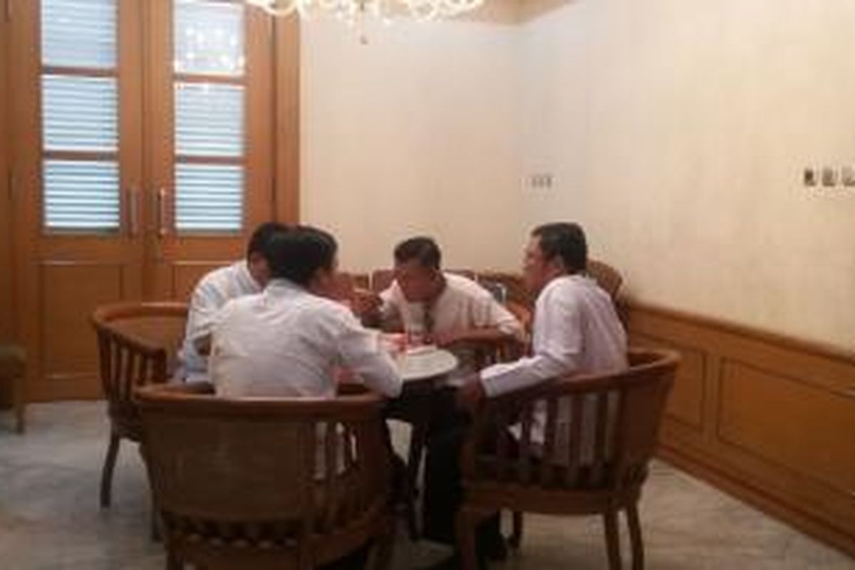 Beberapa staf Pemerintah Provinsi DKI Jakarta sedang menunggu di ruang rapat tim pembebasan urusan tanah (TPUT) sebelum diwawancara oleh Gubernur DKI Basuki Tjahaja Purnama, Kamis (3/9/2015). 
