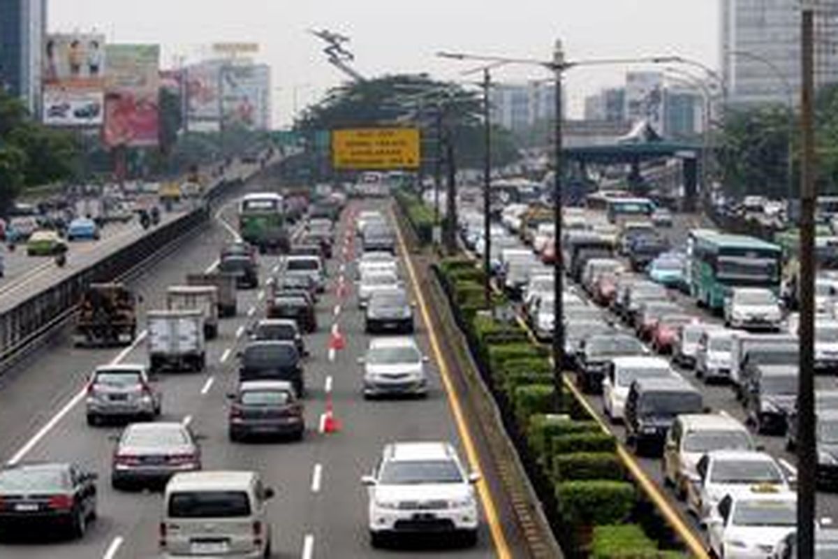 Sejumlah kendaraan melaju di jalur yang berlawanan memanfaatkan sistem Contra Flow yang mulai diberlakukan di jalur tol dalam kota dari arah Cawang ke Semanggi, Jakarta, Selasa (1/5/2012). Polda Metro Jaya mulai melaksanakan sistem ini setiap pagi mulai dari pukul 06.00 - 10.00 wib, untuk mengurai kemacetan. Sistem ini diberlakukan sementara menunggu JoRR W2 dari Pondok Pinang-Kebun Jeruk selesai dibangun. 