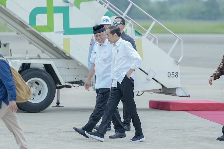 Gubernur Mahyeldi sambut kedatangan Presiden Jokowi di Bandara Internasional Minangkabau, Rabu (25/10/2024)