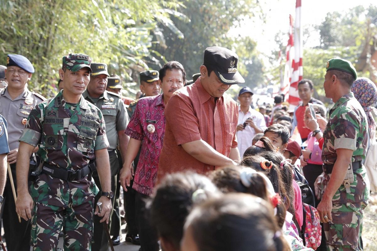 Wali Kota Semarang Hendrar Prihadi mengapresiasi program TNI Manunggal Membangun Desa (TMMD) Sengkuyung Tahap II. Kegiatan hasil sinergi antara Pemerintah Kota Semarang dengan Kodim 0733 BS Semarang tersebut mulai dilaksanakan 10 Juli hingga 8 Agustus 2018.