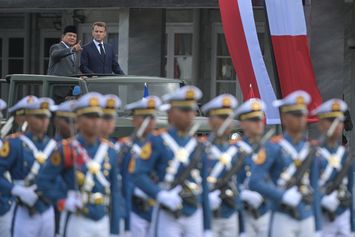 Presiden Perancis Emmanuel Macron Kunjungi Akademi Militer dan Candi Borobudur di Magelang