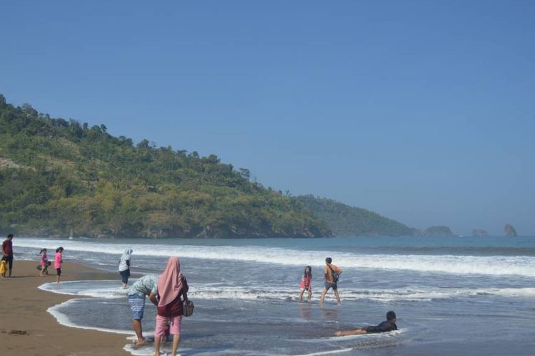 Pantai Konang adalah salah satu pantai di Tenggalek, Jawa Timur. Ada beragam aktivitas yang dapat dinikmati wisatawan, seperti naik perahu, kuliner, dan melihat sunset. 