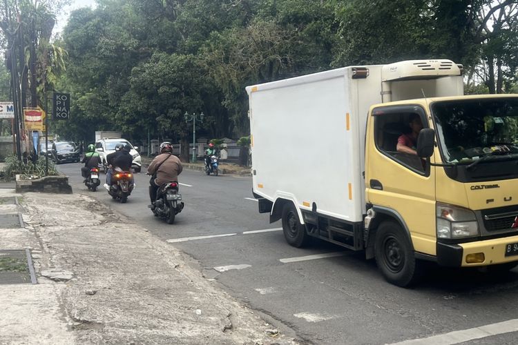 Para pengendara sepeda motor nekat melawan arus di Jalan Raya Batu Tulis, Kecamatan Bogor Selatan, Kota Bogor, Jumat (26/7/2024).