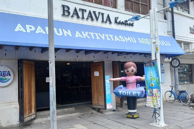 Batavia Kantine terletak di samping Rumah Hantu Kota Tua yang berisikan booth aneka makanan dan minuman yang range harganya mulai dari Rp 11.000 sampai Rp 50.000