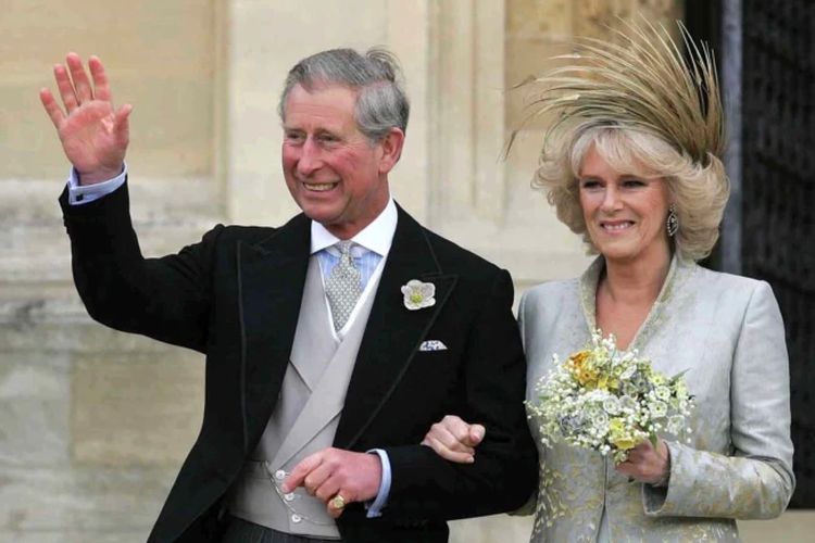 Pangeran Charles dari Inggris bersama istri barunya, Camilla, Duchess of Cornwall, saat menghadiri Ibadah Doa dan Dedikasi di Kapel St. George di Kastil Windsor, Sabtu, 9 April 2005.