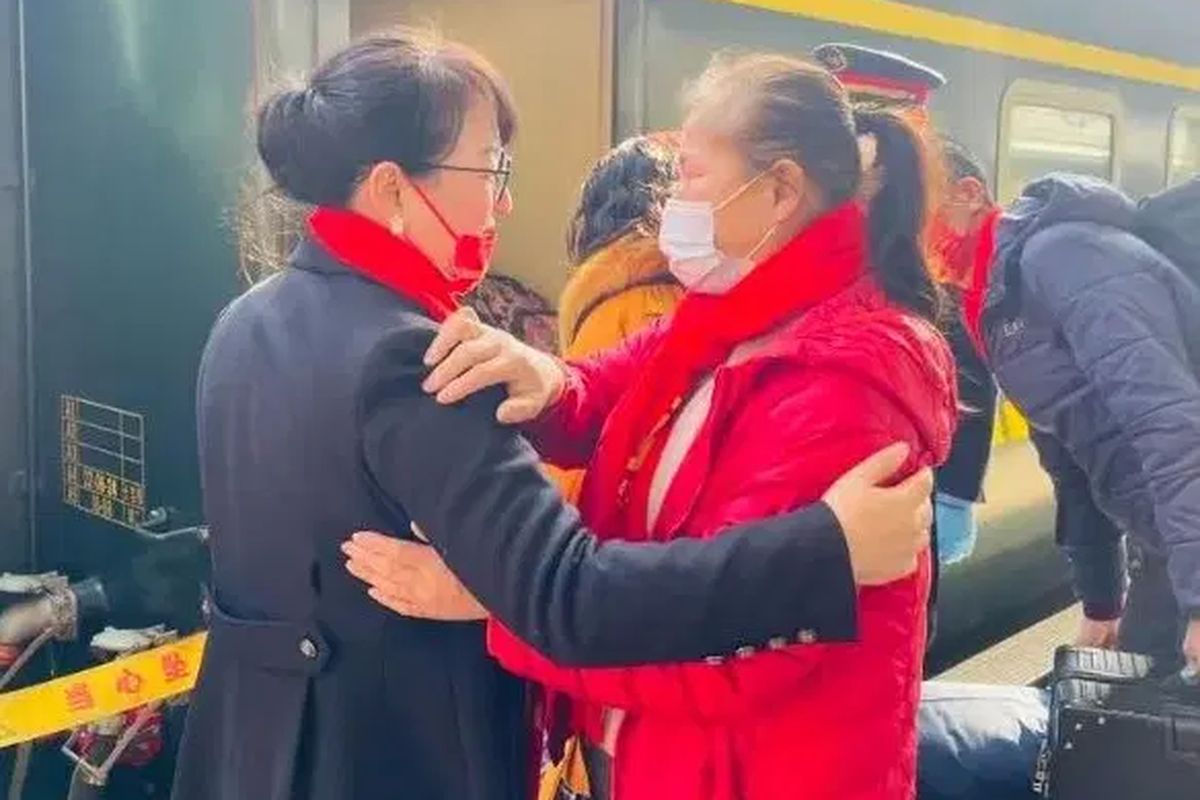 Wang Feng (kiri), seorang majikan di China, tetap membayar gaji pegawainya yang sudah meninggal untuk membantu perekonomian keluarga mendiang.