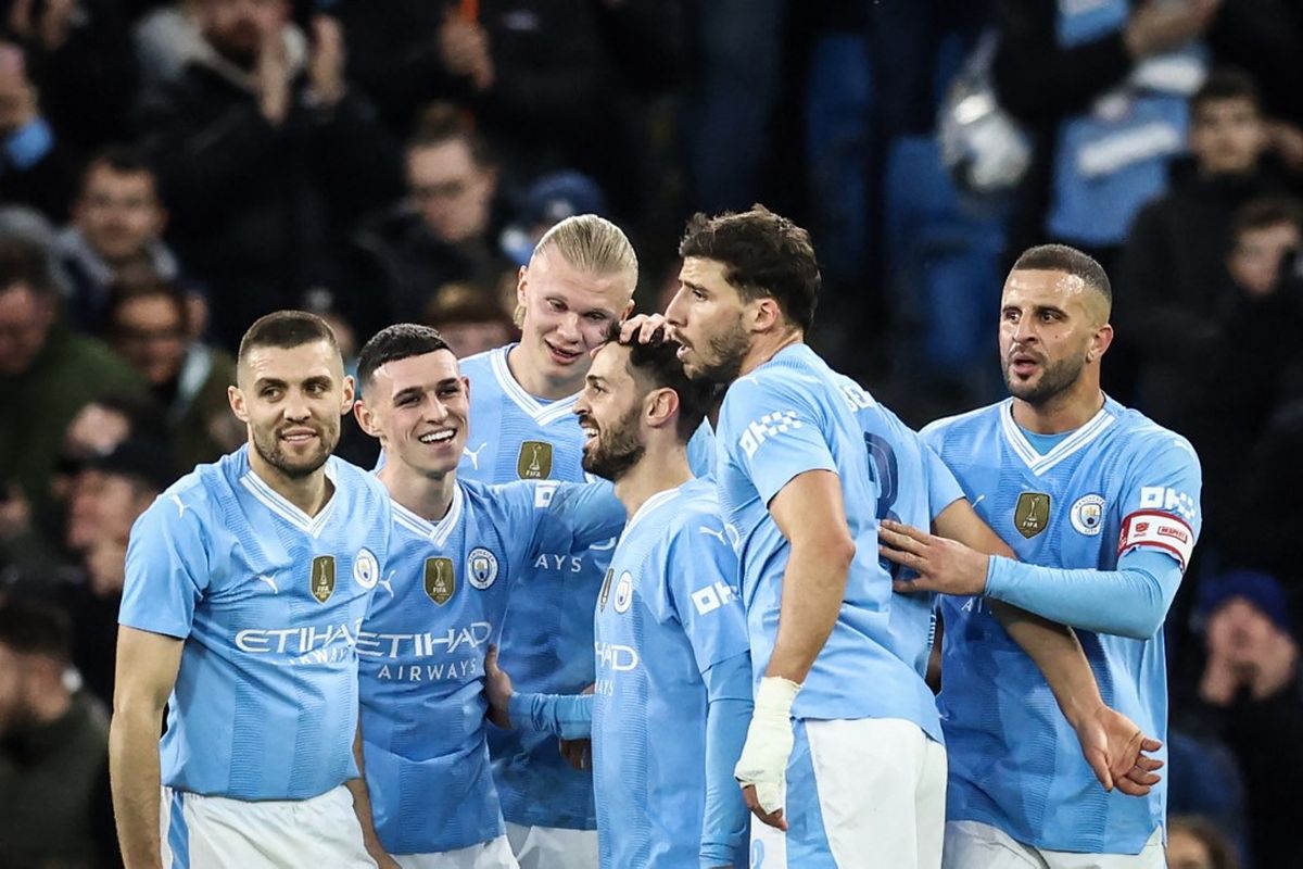 Para pemain Manchester City merayakan gol Bernardo Silva dalam pertandingan melawan Newcastle United pada perempat final Piala FA di Stadion Etihad, Sabtu (16/3/2024). (Foto oleh DARREN STAPLES/AFP)