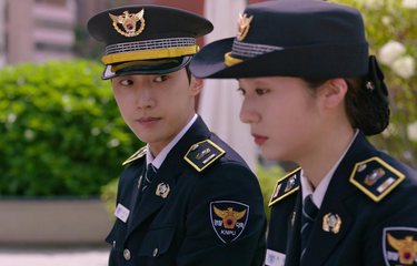 Drama Police University, Krystal Jung (kanan) dan Jung Jinyoung.