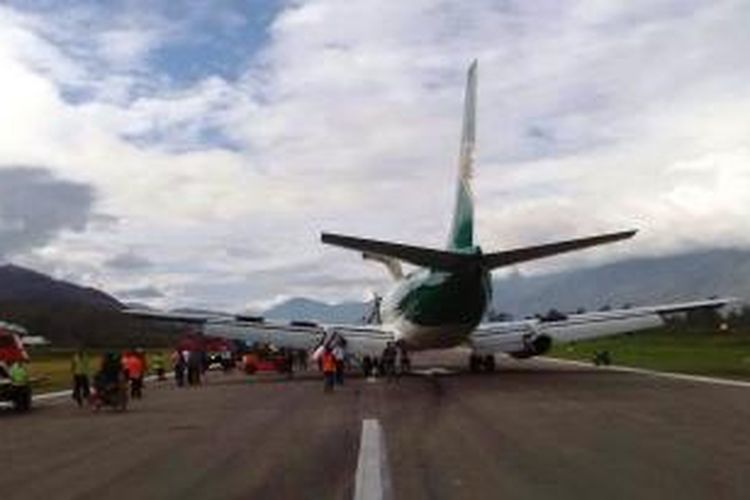 Pesawat Dirgantara Jayawijaya yang mengalami masalah di Bandara Wamena, Rabu (9/9/2015).