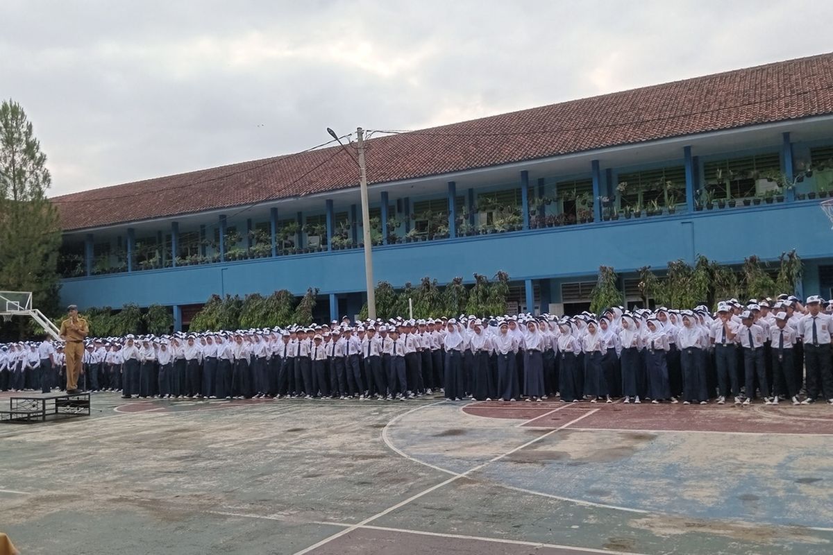 Siswi SMPN 1 Ciamis mulai mengikuti kegiatan belajar di hari pertama masuk sekolah, Senin (14/7/2025).