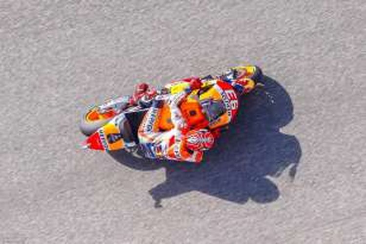 Pebalap Repsol Honda asal Spanyol, Marc Marquez, memacu motornya pada sesi latihan bebas hari pertama GP Americas di Circuit of The Americas (COTA), Austin, Jumat (8/4/2016).