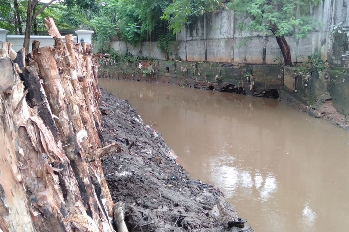 tanggul jebol di kawasan Bangka, Jakarta Selatan, Jumat (10/1/2020)