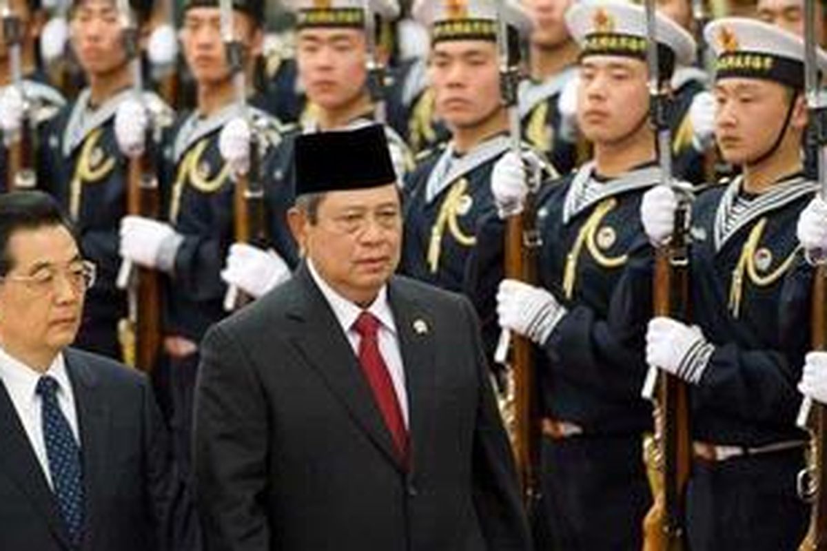 Presiden Susilo Bambang Yudhoyono mendampingi Presiden China Hu Jintao (kiri) dalam inspeksi pasukan kehormatan pada upacara kenegaraan di Great Hall of People di Beijing, Jumat (23/3/2012). 