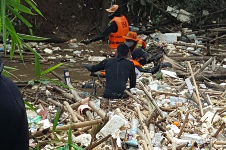 Dokumen Komunitas Peduli Sungai Cileungsi-Cikeas, di Sungai Cikeas, Bekasi, Rabu (1/4/2020), tampak sungai ini dipenuhi sampah. 