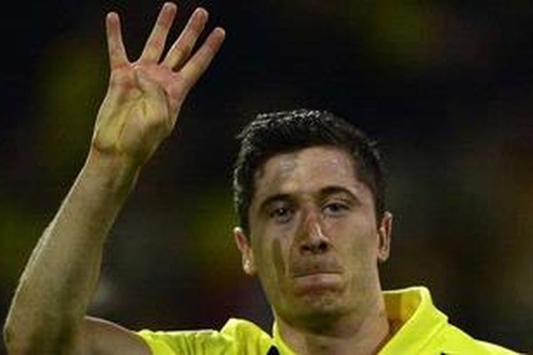 Penyerang Borussia Dortmund,Robert Lewandowski, merayakan gol keempatnya (dari empat) ke gawang Real Madrid, pada leg pertama semifinal Liga Champions, di Signal Iduna Park, Rabu (24/4/2013).