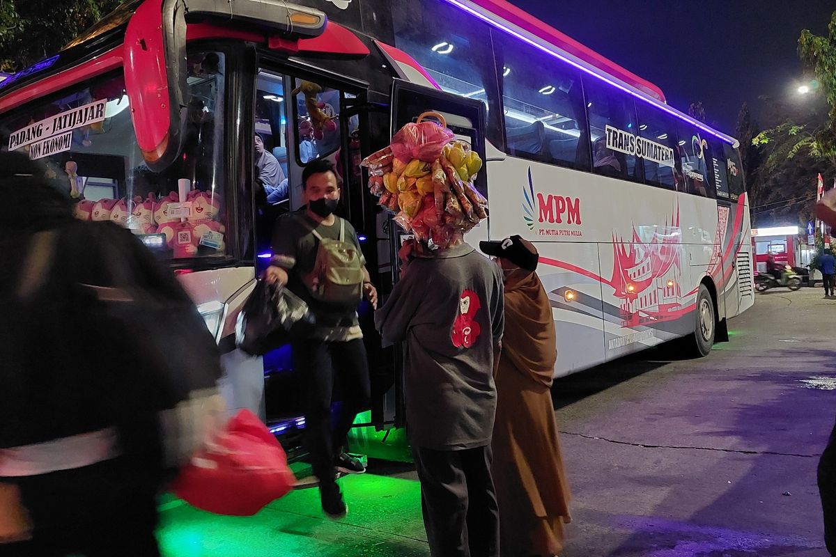 Sejumlah penumpang bus antarkota antarprovinsi tiba di Terminal Kalideres, Jakarta Barat, pasa Sabtu (7/5/2022) pukul 20.20 WIB.