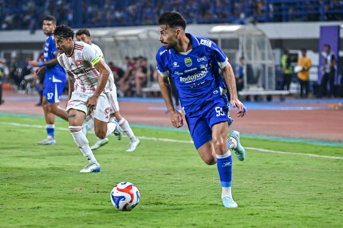 Transformasi Frans Putros, Disulap Jadi Wingback Kiri Persib Bandung