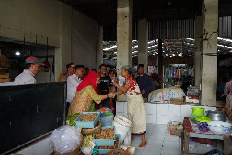 Wali Kota Semarang, Hevearita Gunaryanti Rahayu saat mengecek kondisi Pasar Genuk di Kelurahan Genuksari, Kecamatan Genuk, Jumat (12/1/2024).